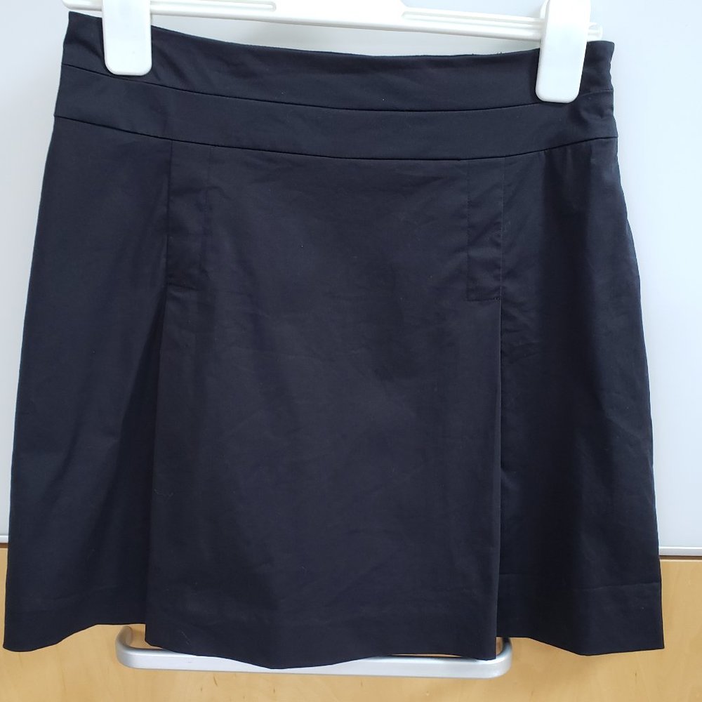 Banana Republic Navy Blue skirt with front pleats.